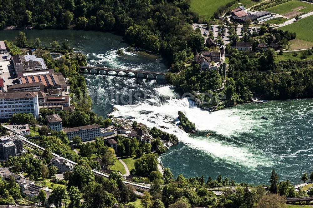 Neuhausen am Rheinfall von oben - Naturschauspiel des Wasserfalls an der Felsenlandschaft Rheinfall in Neuhausen am Rheinfall im Kanton Schaffhausen, Schweiz