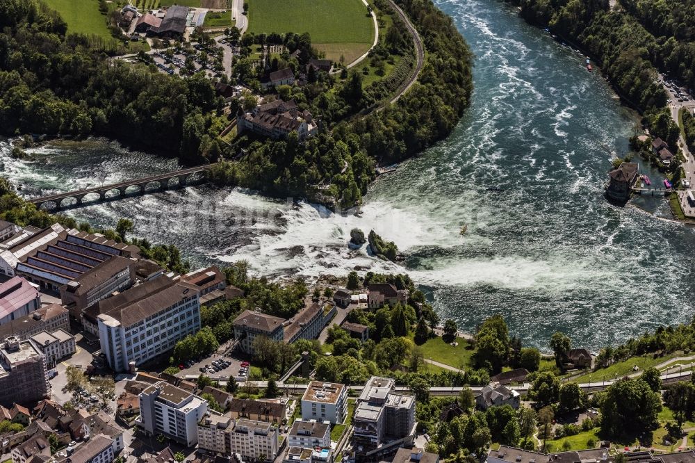 Neuhausen am Rheinfall aus der Vogelperspektive: Naturschauspiel des Wasserfalls an der Felsenlandschaft Rheinfall in Neuhausen am Rheinfall im Kanton Schaffhausen, Schweiz
