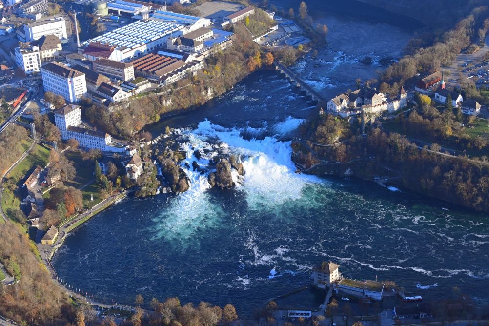 Luftaufnahme Neuhausen am Rheinfall - Naturschauspiel des Wasserfalls an der Felsenlandschaft Rheinfall in Neuhausen am Rheinfall im Kanton Schaffhausen, Schweiz