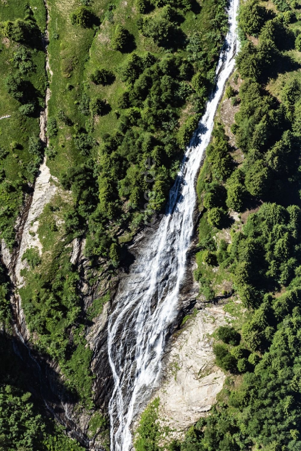 Luftaufnahme Raneburg - Naturschauspiel des Wasserfalls an der Felsenlandschaft am Seebach in Raneburg in Tirol, Österreich