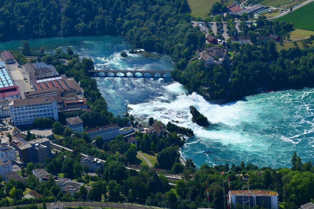 Luftaufnahme Neuhausen am Rheinfall - Naturschauspiel des Wasserfalls Rheinfall bei Schaffhausen in Neuhausen am Rheinfall im Kanton Schaffhausen, Schweiz