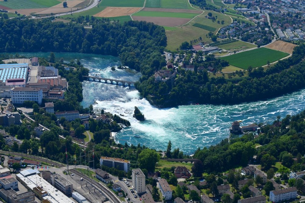 Neuhausen am Rheinfall aus der Vogelperspektive: Naturschauspiel des Wasserfalls Rheinfall bei Schaffhausen in Neuhausen am Rheinfall im Kanton Schaffhausen, Schweiz
