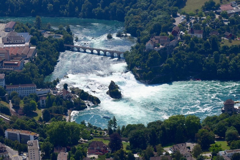 Luftaufnahme Neuhausen am Rheinfall - Naturschauspiel des Wasserfalls Rheinfall bei Schaffhausen in Neuhausen am Rheinfall im Kanton Schaffhausen, Schweiz