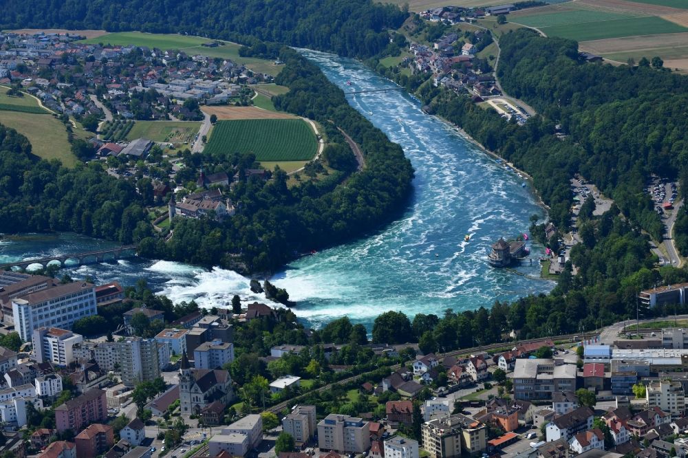 Neuhausen am Rheinfall aus der Vogelperspektive: Naturschauspiel des Wasserfalls Rheinfall bei Schaffhausen in Neuhausen am Rheinfall im Kanton Schaffhausen, Schweiz