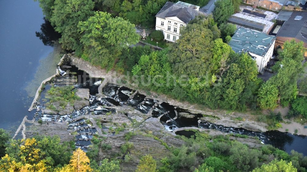Schladern aus der Vogelperspektive: Naturschauspiel des Wasserfalls Siegwasserfall in Schladern im Bundesland Nordrhein-Westfalen, Deutschland