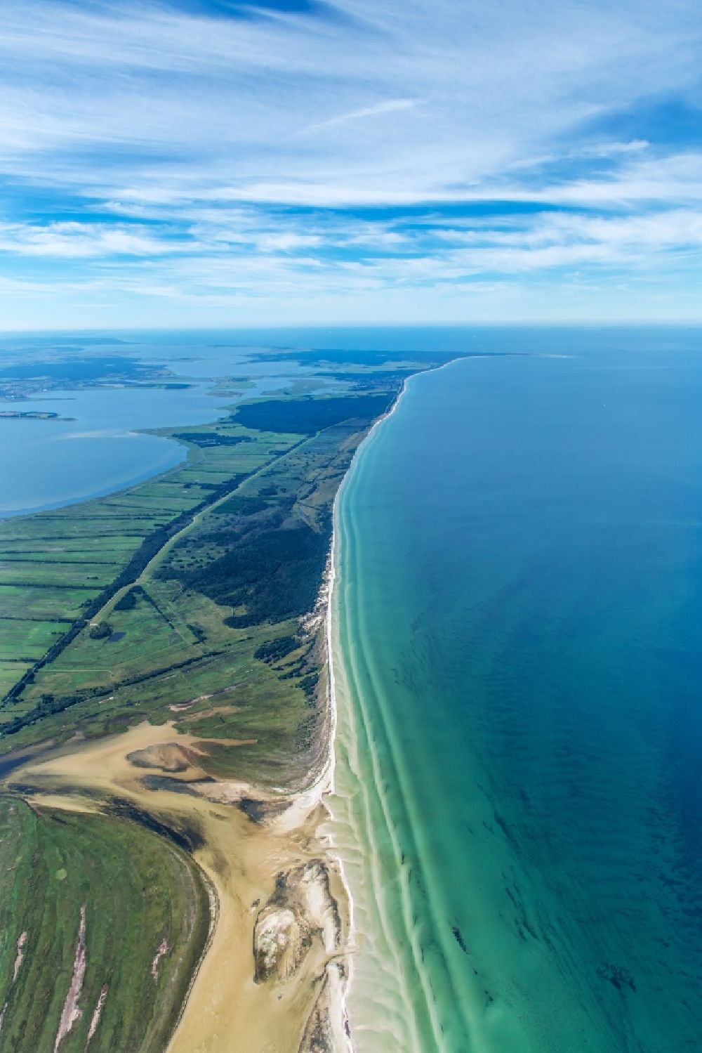 Luftaufnahme Insel Hiddensee - Naturschutzgebiet Strandlandschaft und Sanddünen entlang der Ostsee- Küste Bock im Bundesland Mecklenburg-Vorpommern