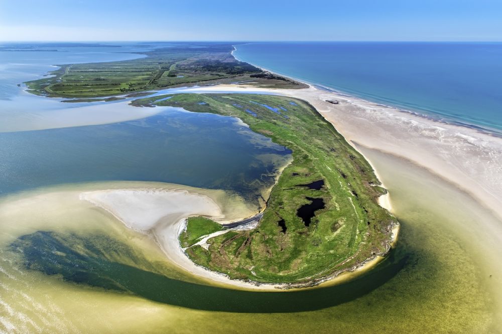 Luftaufnahme hiddensee - Naturschutzgebiet Strandlandschaft und Sanddünen entlang der Ostsee- Küste Bock im Bundesland Mecklenburg-Vorpommern