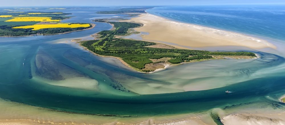 Luftbild Insel Hiddensee - Naturschutzgebiet Strandlandschaft und Sanddünen entlang der Ostsee- Küste Bock im Bundesland Mecklenburg-Vorpommern