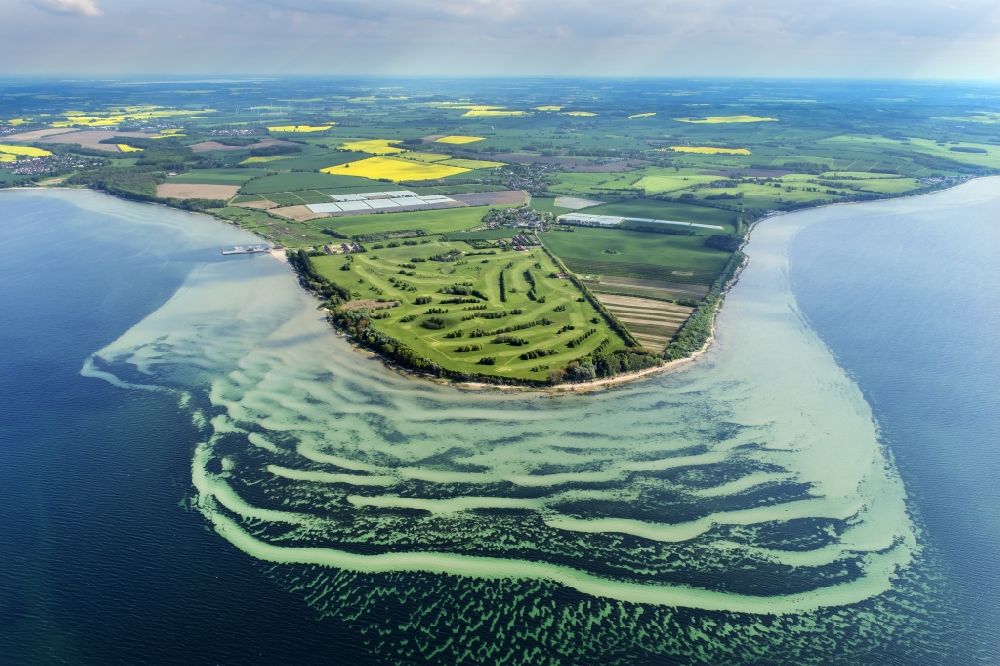 Hohenkirchen von oben - Naturschutzgebiet Strandlandschaft und Sanddünen entlang der Ostsee- Küste Bock im Bundesland Mecklenburg-Vorpommern
