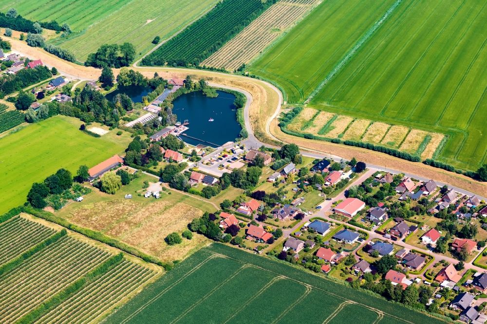 Luftaufnahme Krummendeich - Naturschwimmbad des Freibades am Deich in Krummendeich im Bundesland Niedersachsen, Deutschland