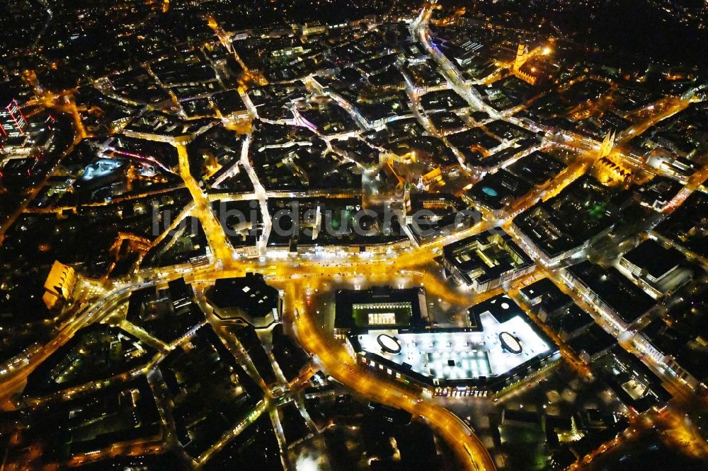 Luftaufnahme Braunschweig - Nächtlicher Altstadtbereich und Innenstadtzentrum in Braunschweig im Bundesland Niedersachsen, Deutschland