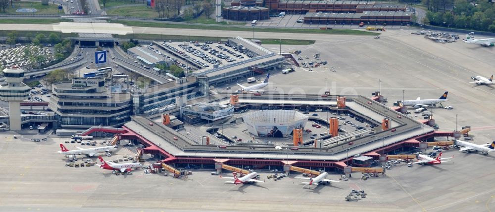 Berlin aus der Vogelperspektive: Nächtlicher Flugbetrieb am Terminal des Flughafens Berlin - Tegel