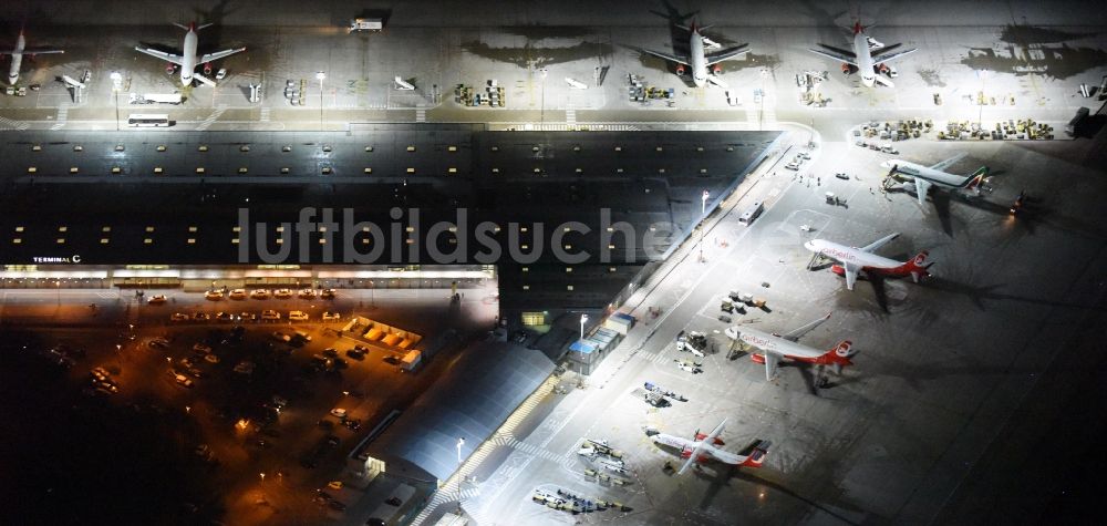Luftaufnahme Berlin - Nächtlicher Flugbetrieb am Terminal des Flughafens Berlin - Tegel