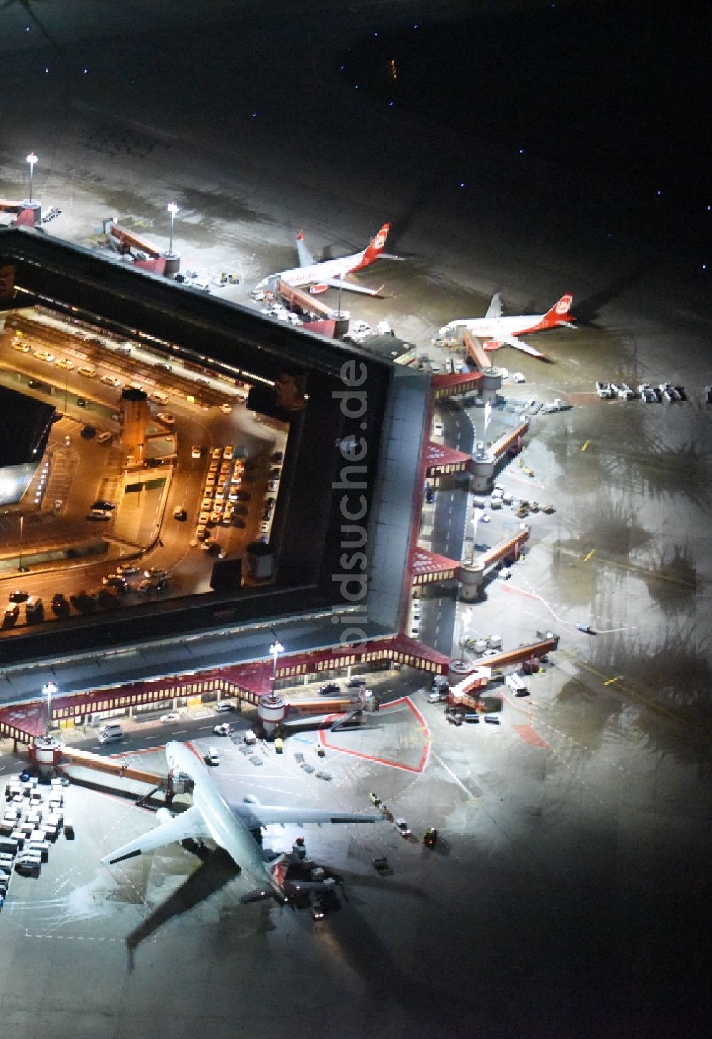 Berlin aus der Vogelperspektive: Nächtlicher Flugbetrieb am Terminal des Flughafens Berlin - Tegel