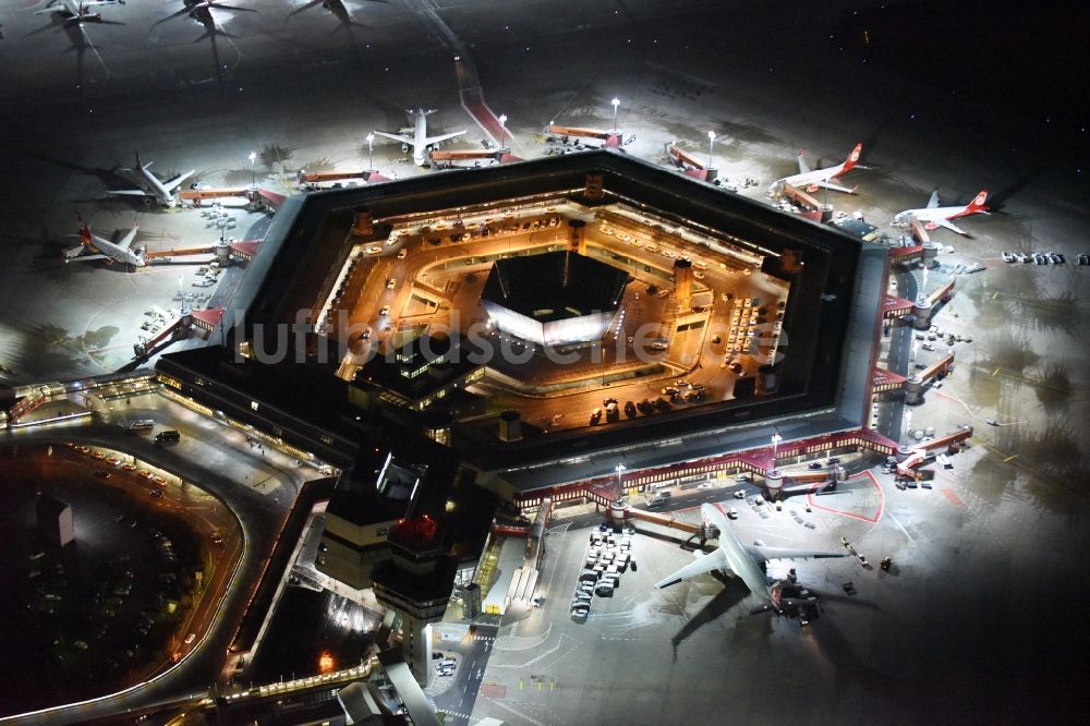 Luftbild Berlin - Nächtlicher Flugbetrieb am Terminal des Flughafens Berlin - Tegel