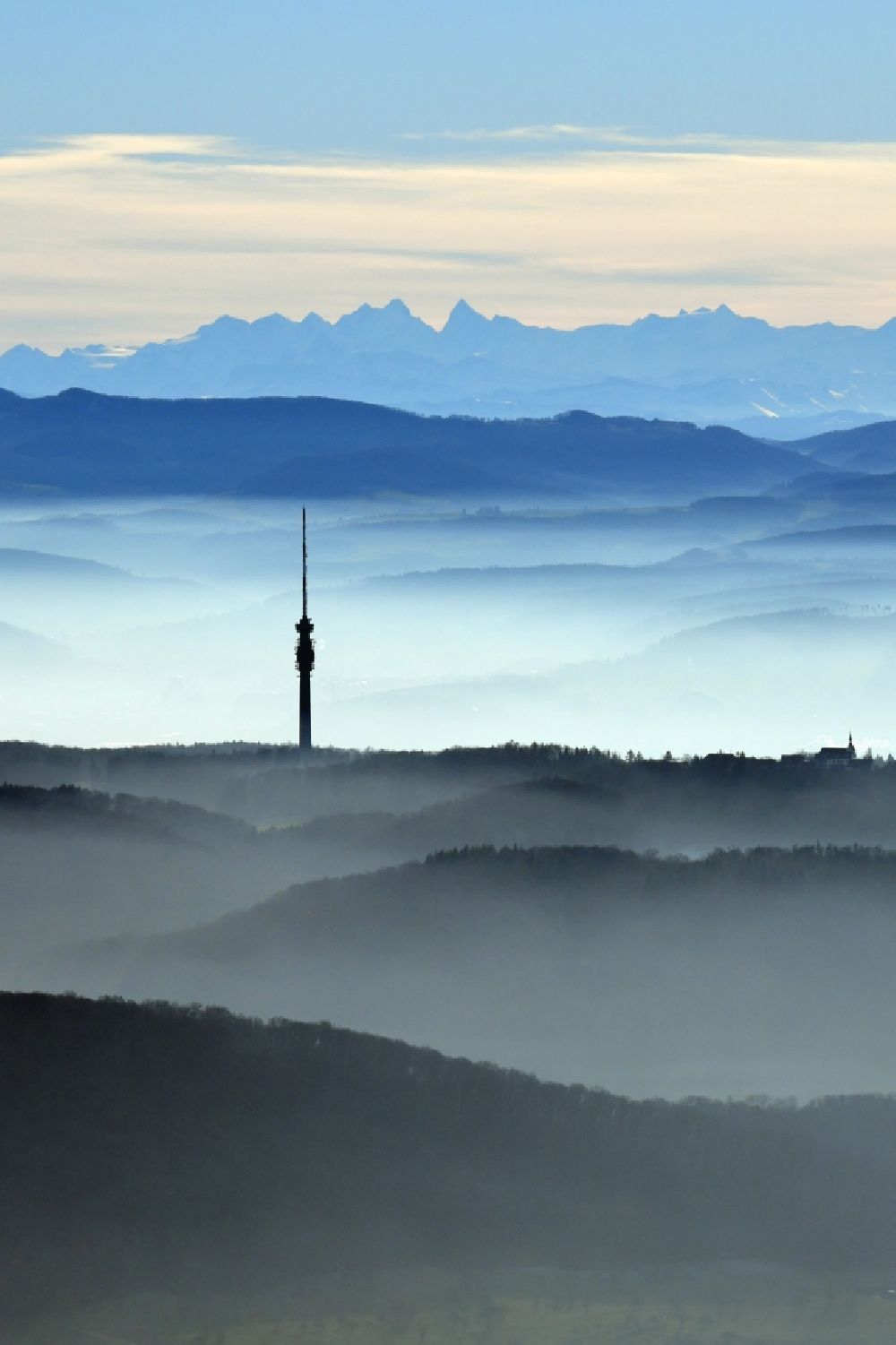 Bettingen von oben - Nebel- Bedeckung über dem Fernsehturm St. Chrischona in Bettingen im Kanton Basel, Schweiz