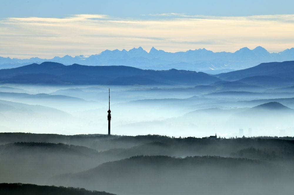 Bettingen aus der Vogelperspektive: Nebel- Bedeckung über dem Fernsehturm St. Chrischona in Bettingen im Kanton Basel, Schweiz