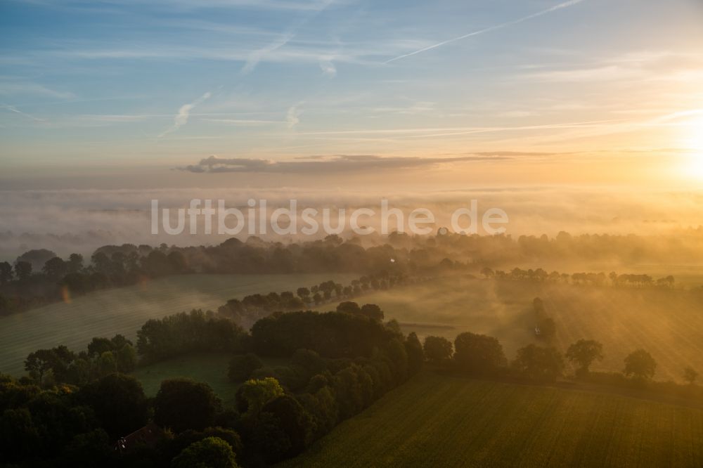 Luftbild Hohenlockstedt - Nebel und Dunst bei Sonnenaufgang über Felder und angrenzende Waldgebiete in Hohenlockstedt im Bundesland Schleswig-Holstein, Deutschland