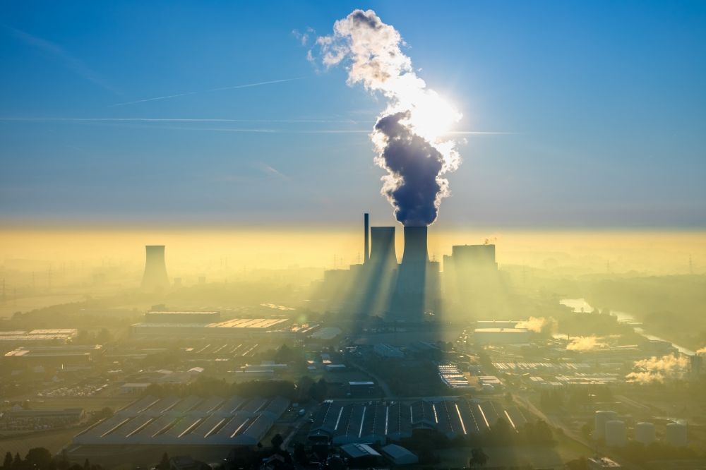 Luftaufnahme Hamm - Nebel- Schichten über den Kraftwerksanlagen des Kohle- Heizkraftwerkes der RWE Power im Stadtteil Schmehausen in Hamm im Bundesland Nordrhein-Westfalen