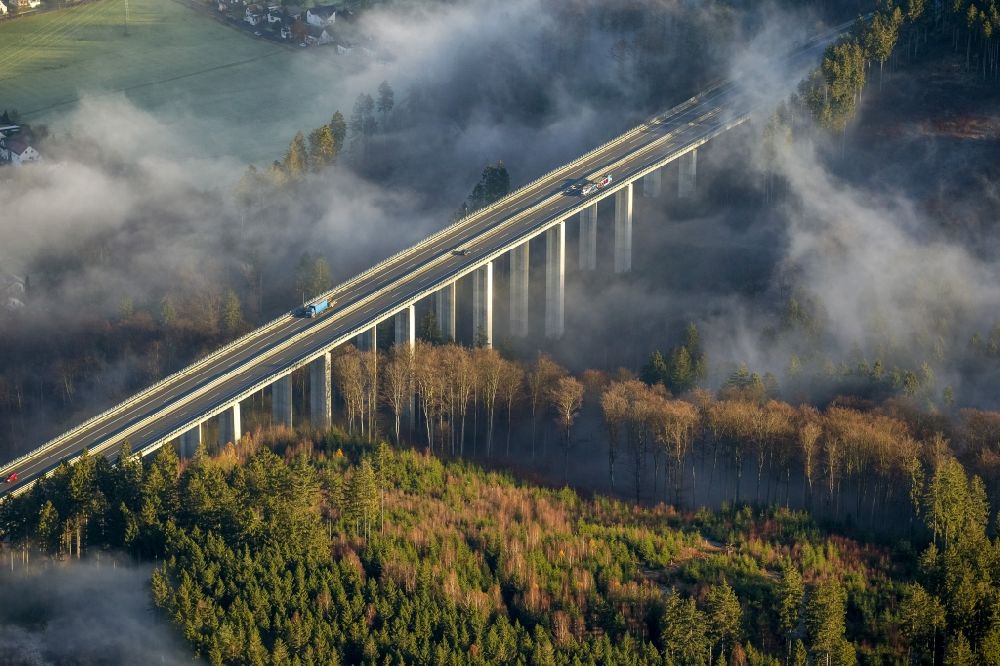 Arnsberg OT Oeventrop von oben - Nebel umgebene Autobahnbrücke an der BAB Bundesautobahn A46 bei Oeventrop - einem Stadtteil von Arnsberg im Sauerland in Nordrhein-Westfalen NRW