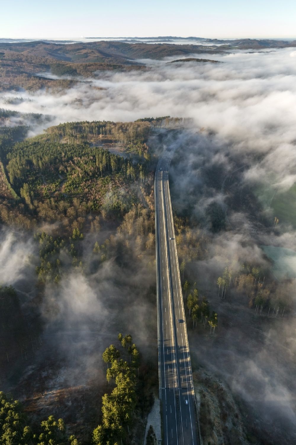 Luftaufnahme Arnsberg OT Oeventrop - Nebel umgebene Autobahnbrücke an der BAB Bundesautobahn A46 bei Oeventrop - einem Stadtteil von Arnsberg im Sauerland in Nordrhein-Westfalen NRW