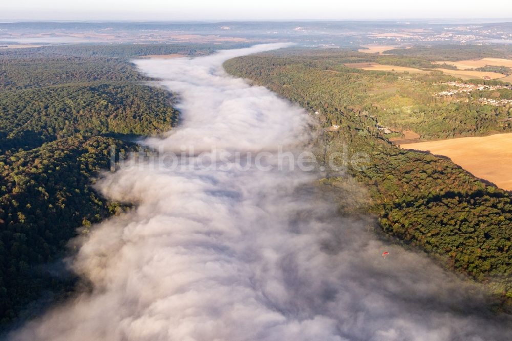 Luftbild Maron - Nebel- Wolken am Flußverlauf der Mosel in Maron in Grand Est, Frankreich