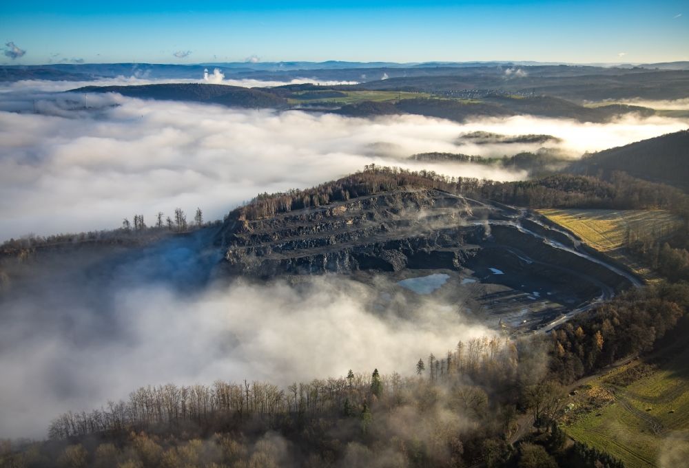 Arnsberg von oben - Nebel- und Wolken- Schicht über einem Steinbruch zum Abbau und zur Gewinnung von Kalkstein in Arnsberg im Bundesland Nordrhein-Westfalen, Deutschland