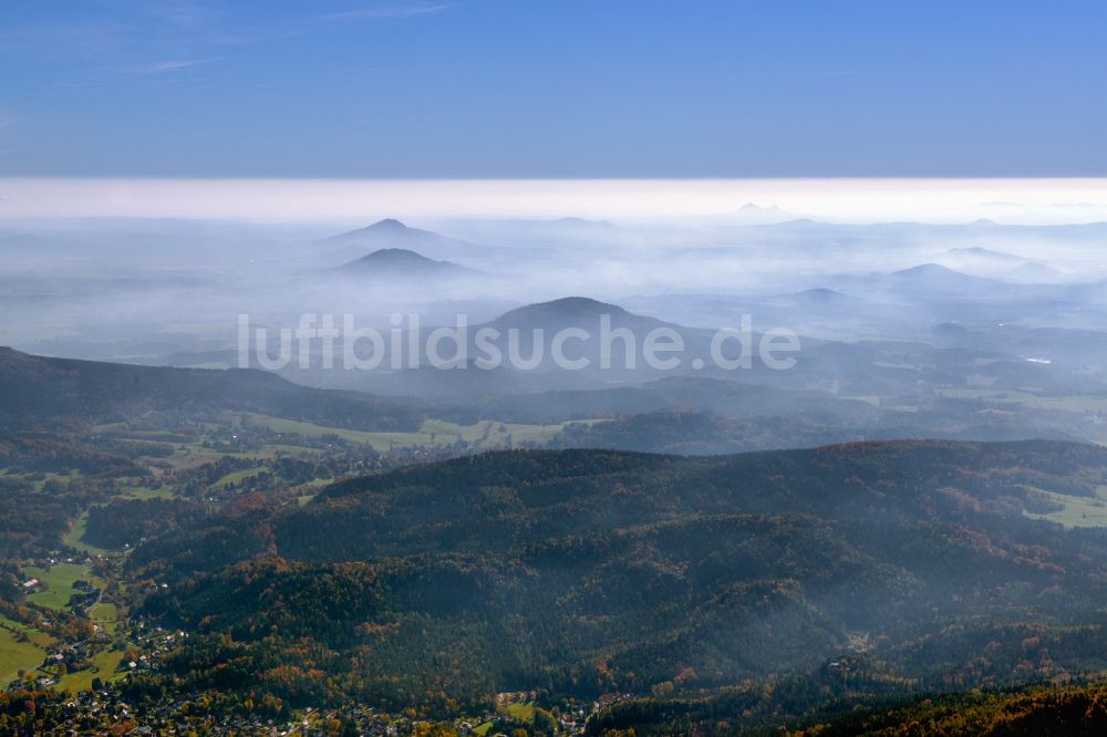 Kurort Jonsdorf aus der Vogelperspektive: Nebel- und Wolken- Schicht über einem Waldgebiet in Kurort Jonsdorf im Bundesland Sachsen, Deutschland