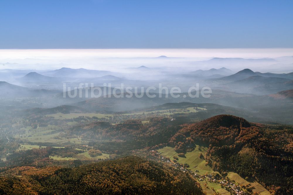 Luftbild Kurort Jonsdorf - Nebel- und Wolken- Schicht über einem Waldgebiet in Kurort Jonsdorf im Bundesland Sachsen, Deutschland