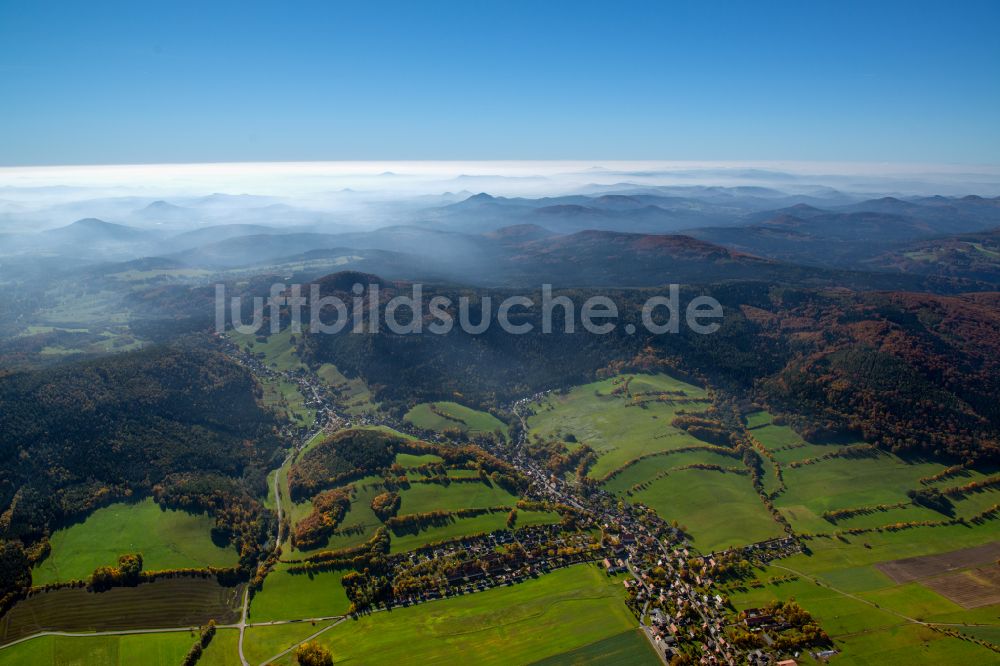 Waltersdorf von oben - Nebel- und Wolken- Schicht über einem Waldgebiet in Waltersdorf im Bundesland Sachsen, Deutschland