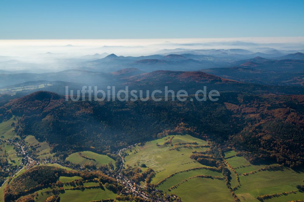 Waltersdorf aus der Vogelperspektive: Nebel- und Wolken- Schicht über einem Waldgebiet in Waltersdorf im Bundesland Sachsen, Deutschland