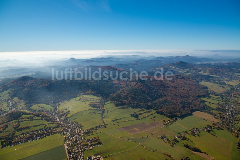 Luftaufnahme Waltersdorf - Nebel- und Wolken- Schicht über einem Waldgebiet in Waltersdorf im Bundesland Sachsen, Deutschland