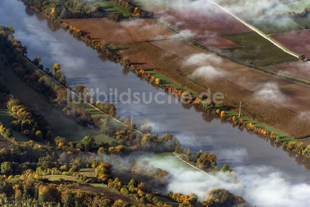 Pentling aus der Vogelperspektive: Nebel- und Wolken- Schicht über dem Flußverlauf der Donau in Pentling im Bundesland Bayern, Deutschland