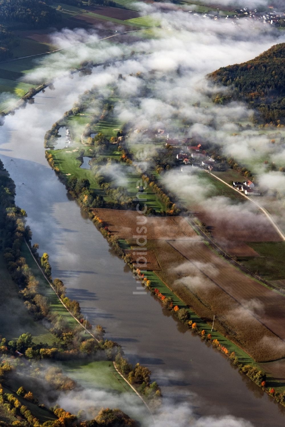 Luftaufnahme Pentling - Nebel- und Wolken- Schicht über dem Flußverlauf der Donau in Pentling im Bundesland Bayern, Deutschland