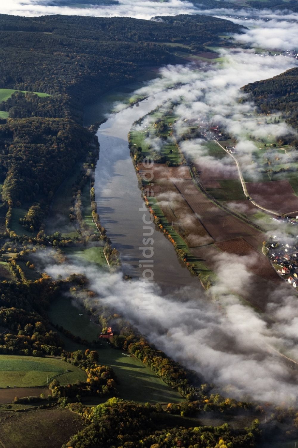 Pentling von oben - Nebel- und Wolken- Schicht über dem Flußverlauf der Donau in Pentling im Bundesland Bayern, Deutschland