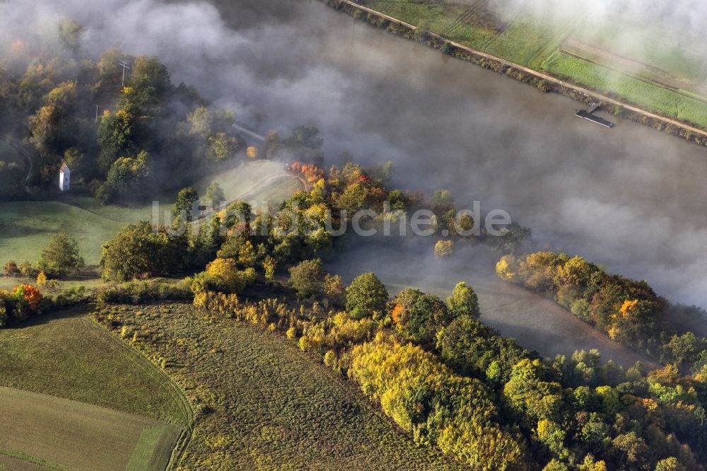 Pentling aus der Vogelperspektive: Nebel- und Wolken- Schicht über dem Flußverlauf der Donau in Pentling im Bundesland Bayern, Deutschland