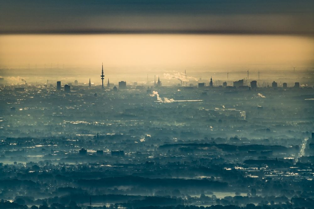 Hamburg von oben - Nebel- und Wolken- Schicht über der skyline ( Panorama) in Hamburg, Deutschland