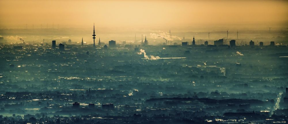 Hamburg aus der Vogelperspektive: Nebel- und Wolken- Schicht über der skyline ( Panorama) in Hamburg, Deutschland