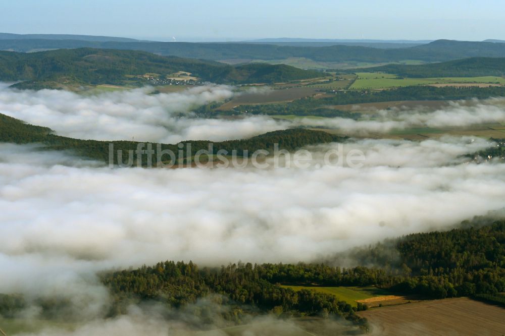 Luftaufnahme Holzminden - Nebel- und Wolken- Schicht über Wald- und Forstlandschaften in Holzminden im Bundesland Niedersachsen, Deutschland