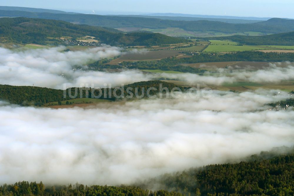 Holzminden von oben - Nebel- und Wolken- Schicht über Wald- und Forstlandschaften in Holzminden im Bundesland Niedersachsen, Deutschland