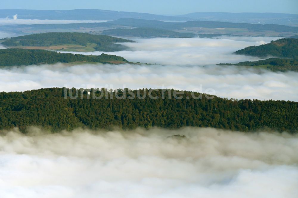 Holzminden aus der Vogelperspektive: Nebel- und Wolken- Schicht über Wald- und Forstlandschaften in Holzminden im Bundesland Niedersachsen, Deutschland