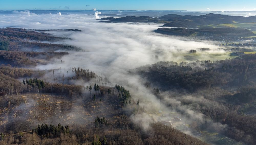 Arnsberg aus der Vogelperspektive: Nebel- und Wolken- Schicht über dem Waldgebiet des Luerwald in Arnsberg im Bundesland Nordrhein-Westfalen, Deutschland