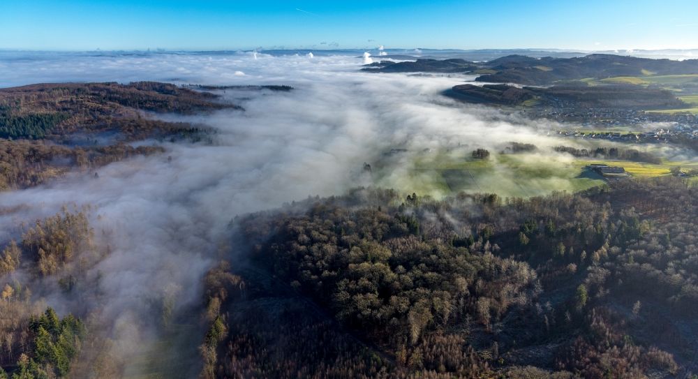 Luftbild Arnsberg - Nebel- und Wolken- Schicht über dem Waldgebiet des Luerwald in Arnsberg im Bundesland Nordrhein-Westfalen, Deutschland
