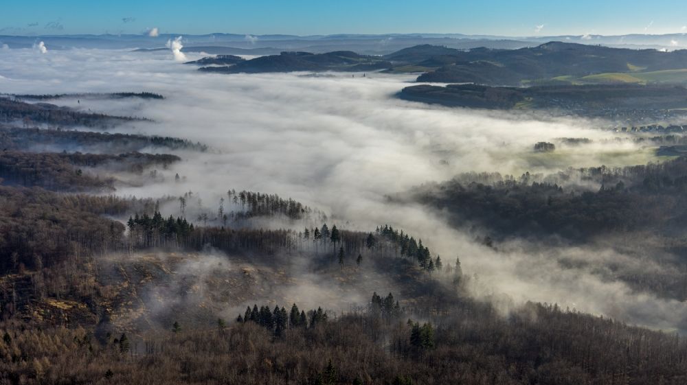 Luftaufnahme Arnsberg - Nebel- und Wolken- Schicht über dem Waldgebiet des Luerwald in Arnsberg im Bundesland Nordrhein-Westfalen, Deutschland