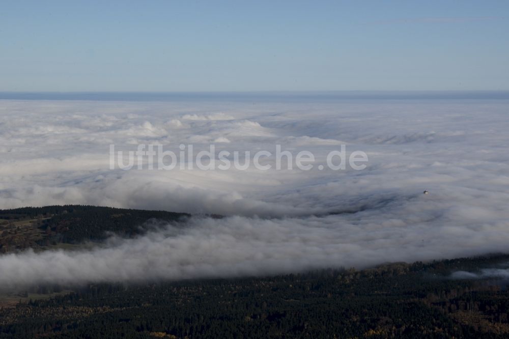 Luftaufnahme Bela nad Radbuzou - Nebel- und Wolken- Schicht über dem Waldgebieten in Stadlern im Bundesland Bayern, Deutschland