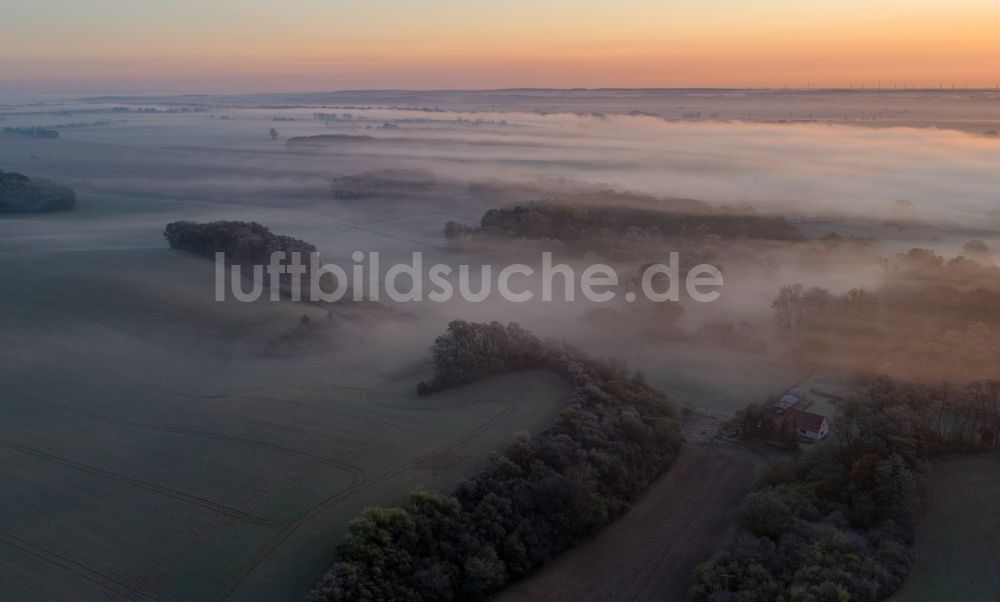 Luftaufnahme Klessin - Nebel- und Wolken- Schicht über Wäldern und Feldern in Klessin im Bundesland Brandenburg, Deutschland