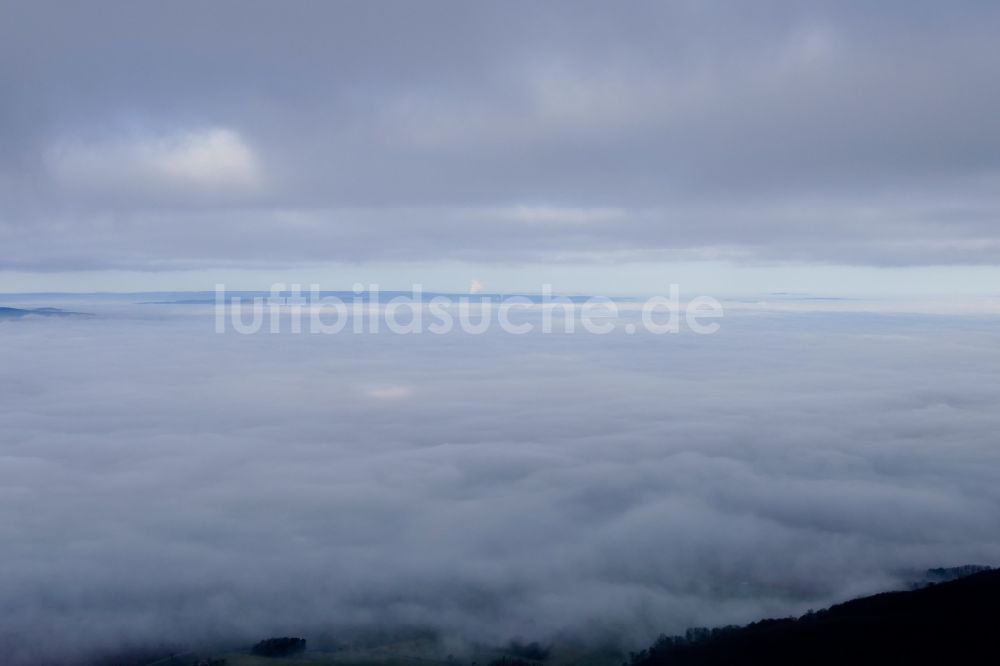 Göttingen aus der Vogelperspektive: Nebel- und Wolken- Schicht in Göttingen im Bundesland Niedersachsen, Deutschland