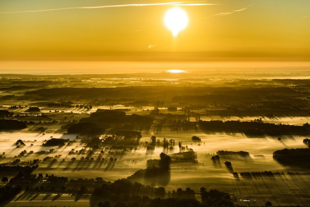 Luftaufnahme Wensin - Nebel- und Wolken- Schicht in der Holsteinischen Schweiz in Wensin im Bundesland Schleswig-Holstein, Deutschland