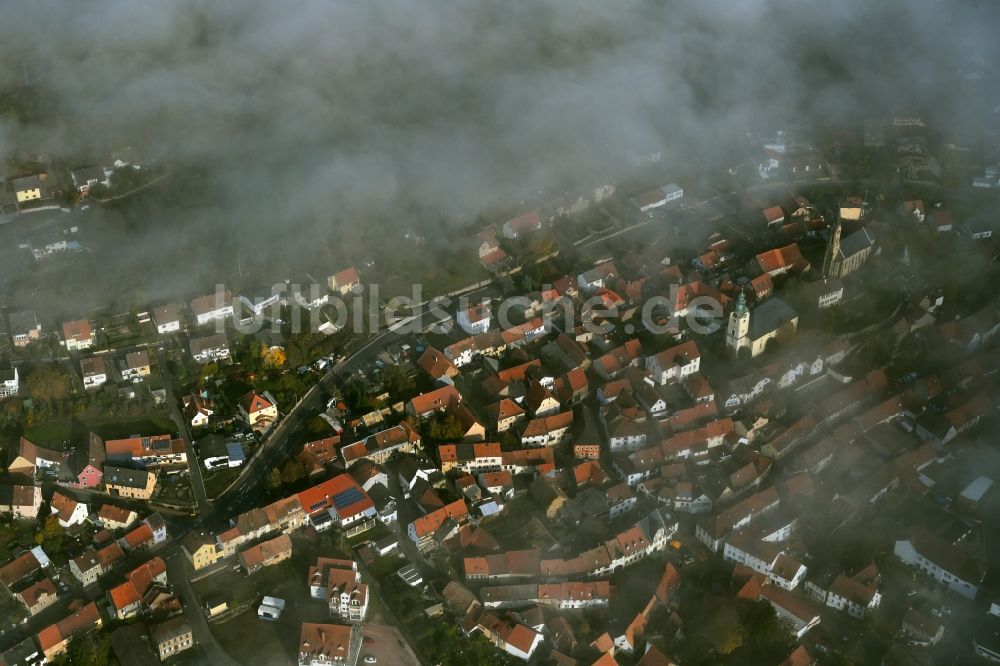 Obermoschel aus der Vogelperspektive: Nebel- und Wolken- Schicht in Obermoschel im Bundesland Rheinland-Pfalz, Deutschland