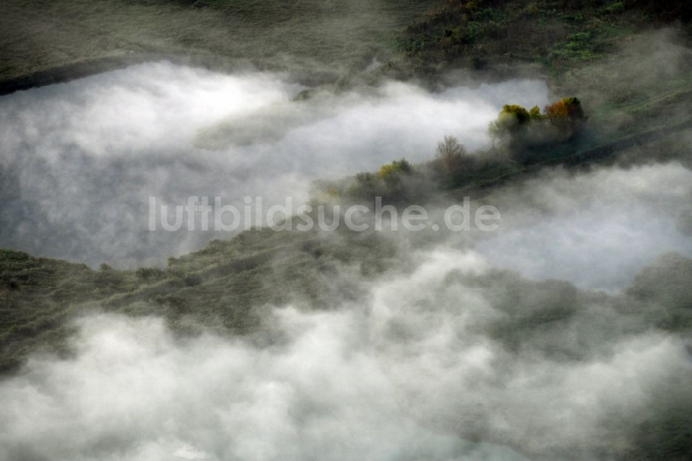 Roskow aus der Vogelperspektive: Nebel- und Wolken- Schicht in Roskow im Bundesland Brandenburg, Deutschland